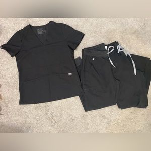 Figs set of 2 scrub pants and one scrub top. Size M